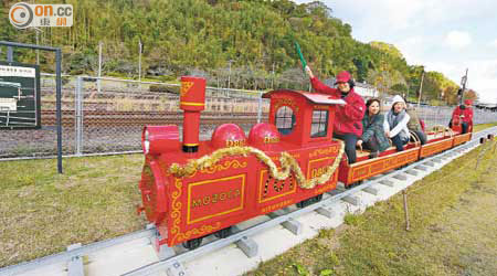 博物館設有「真．鮮紅小火車」，只需付出￥100，即可體驗縮水火車河的滋味。