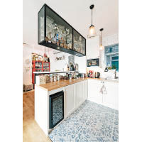 廚房選用淺色廚櫃，營造乾淨感，但為了配合客飯廳的裝飾，設計師特意選擇懷舊花紋地磚。