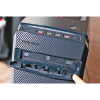 IdeaCentre Y700的擴充端子設於機箱頂端，前方光碟機備有面蓋設計。