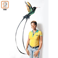 大部分牙買加人都屬於非洲裔黑人，Anesha也不例外，不過當地以英文為官方語言，所以不用擔心溝通不來。她身後牆飾用上國鳥Doctor Bird，讓大家有機會認識這個國家運動以外的另一面。
