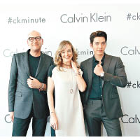Calvin Klein Watches & Jewelry總裁Ms. Laura Burdese（中）、Calvin Klein Men's & Women's Shoes & Accessories創作總監Mr. Ulrich Grimm（左）及金宇彬示範品牌最新腕錶及珠寶系列。
