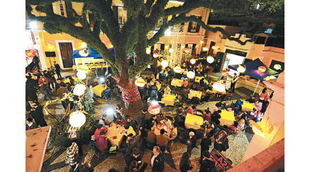澳門丙申元宵晚會，就在洋溢歐陸風味的婆仔屋文創空間庭院舉行。