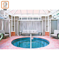酒店設室內及室外熱力按摩池，浸一浸，肌肉鬆番晒。