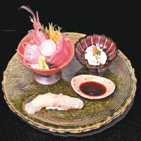 醋漬鱈魚白子和昆布漬鱈魚壽司依照日本北陸地區的地道食法製作，另外海鮮拼盤有鰤魚、甜蝦、赤身3款刺身。
