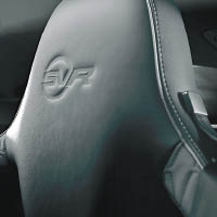 跑化座椅的頭枕位置壓印有SVR字樣。