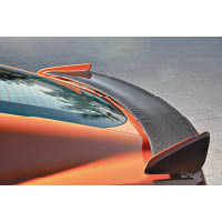 主動式碳纖尾翼可自動調整高低，於高速行駛時提供足夠的下壓力。