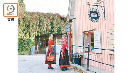 Skansen將所有古村的建築、甚至扎根其中的植物和曾活於村中的人物，統統保存下來。
