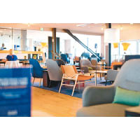 Designer Chairs跟顏色鮮艷的家品，為北歐航空的貴賓室帶來溫暖的感覺。