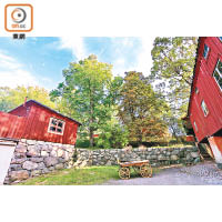 Skansen完整展示16至20世紀期間，瑞典各地區的建築與生活模式，是個名副其實的集古村。