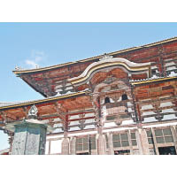東大寺的建築式樣「唐破風」是日本寺廟常見的特色之一。