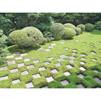 京都東福寺北庭的「小市松」，以苔與石建構出幾何的美，富於逸趣。