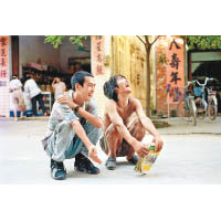 鄭國谷《我和我的老師》（1993）<br>鏡頭捕捉了藝術家與一位露宿者蹲在街上的景象，拍攝期間，二人有溝通有互動，藝術家更視對方為自己的老師。