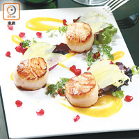 Pan Seared Diver Scallop $180<BR>爽甜多汁的北海道帶子伴石榴果肉、青蘋果及南瓜蓉同吃，層次豐富。