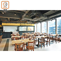 香港分店裝修風格與韓國店如出一轍，設計以簡約為主，用玻璃窗隔開用餐區和開放式廚房。