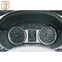 儀錶板採用雙圈式設計，中央附設顯示屏，清晰顯示各項行車資訊。