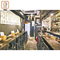 小店位於住宅區橫街，師傅就在客人面前煮麵，甚有日本隱世麵店的風味。