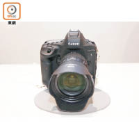 EOS-1D X Mark II機身設計同上代差唔多，機頂凸出部分內置GPS組件。