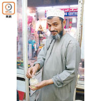 Awadh不諳英語，遊客想跟他買乳香，就要找來導遊作翻譯。