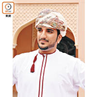 傳統的阿曼服飾，男士需要包上白色頭巾Masar。