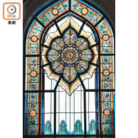 連窗戶都要點綴上對稱幾何圖案的彩色玻璃，工匠真的一絲不苟。