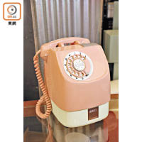日本早年的公共電話，當時每次通話只需10Yen，造型胖胖的，加上一身粉紅色，道具迷必搶！$1,200