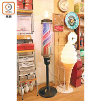 1977年日本製造的髮廊燈，玻璃燈罩精美之餘，內裏配上彩色光管，非常罕有！售價待定