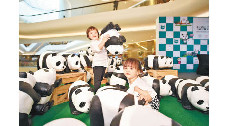  令大人小朋友為之瘋狂的紙糊熊貓，由法國藝術家Paulo Grangeon以回收物料製作，3月登陸曼谷。
