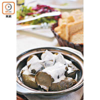 Dolma為傳統阿國菜，將肉碎、番茄、茄子等餡料包成糭子一樣，配乳酪品嘗，ALL450（約HK$28）。