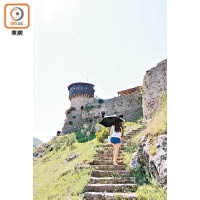登城堡要用腳骨力去征服這條石階，不算難行，但幾陡峭。