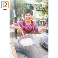 阿嬤示範如何將米糰壓過篩子，成為鹹甜兩食都滋味的米篩目。