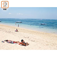 集團擁有峇里島上少有的私人沙灘，海水潔淨又清澈。