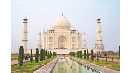 泰姬陵由蒙兀兒帝國第五代君主沙賈汗（Shah Jahan）所建，1632年動工，費時22年，動員兩萬名工人，成為印度的光輝標記。