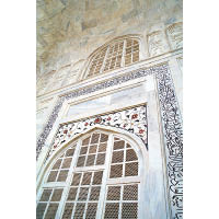 主殿正門有優美的可蘭經作裝飾。