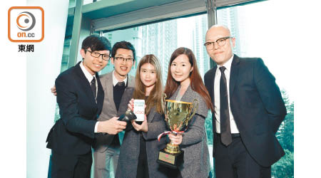 （左起）來自香港大學的李進皓、陳彥勳、呂苑愉、呂蔚珊、林澤堯組成的隊伍，勇奪比賽最高殊榮—鉑金獎。