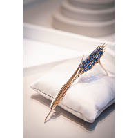 1940年面世的「玉米穗」胸針，由金質及Cabochon蛋白切割藍寶石打造而成。