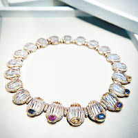 誕於1983年的水晶頸鏈，以金質、鑽石、七顆彩色藍寶石設計而成。