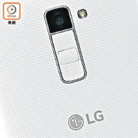 LG K10 LTE機背加入大量坑紋，配以招牌Rear Key設計。