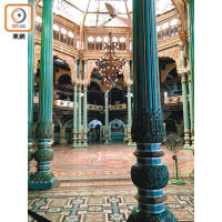 大廳選用意大利的大理石、蘇格蘭的木材和捷克的玻璃，每樣也是頂級中的頂級，豪華極致。