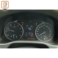 雙圈式儀錶板中央加入小屏幕，行車資訊更易閱讀。