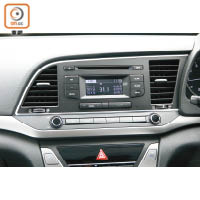 車載的音響系統可透過TFT LCD顯示屏及兩側的按鍵操控。