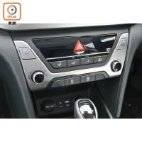 冷氣系統操控鍵及旋鈕設於音響系統下方，調校方便。