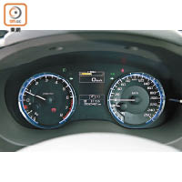 雙圈式儀錶中央設小屏幕，顯示各項行車資訊。