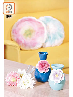 淨色花瓶以立體花裝飾瓶身，即使沒有插放鮮花，也能點綴居室。 $190/件（A）