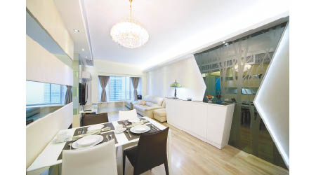 客飯廳以溫暖的米黃色為主調，當中除了有一面「X」形灰鏡，窗台位置亦設有一面清鏡，以擴闊空間感。