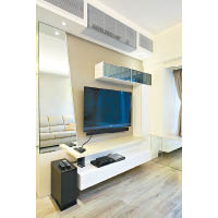 客廳的電視牆設有梯形鏡，呼應全屋的設計，帶出一份時尚感。