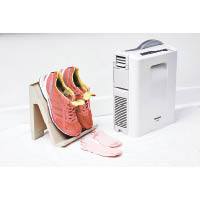 Panasonic曬被寶（Futon Dryer），屬另類抽濕機，內置5種預設溫風吹送模式，可令羽絨被、羊毛被、棉被、鞋及衣服，時刻保持乾爽。$1,880（d）