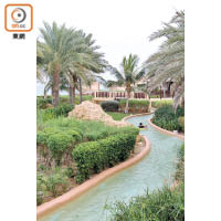 連接Al Bandar和Al Waha兩大泳池的Lazy River全長500米，阿曼境內沒有類似設施。