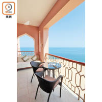  Al Husn的客房及套房全部坐享海景露台，住客可欣賞阿曼灣日出。