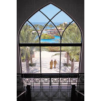  名字解作「綠洲」的Al Waha，靈感來自大堂落地玻璃的景致。