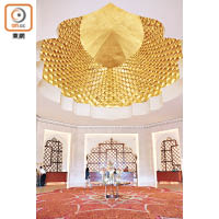 Al Bandar酒店大堂的阿拉伯圓拱天花，由純金金箔鋪成。
